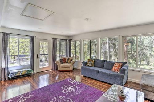Vibrant Weaverville Escape With Deck And Creek!