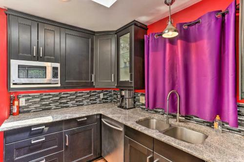 Vibrant Weaverville Escape With Deck And Creek!