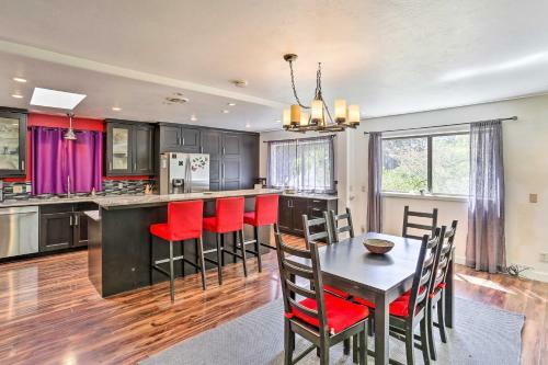Vibrant Weaverville Escape With Deck And Creek!
