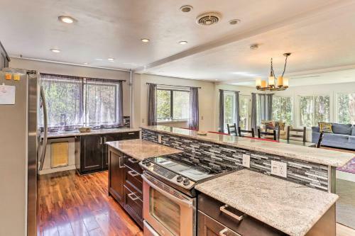Vibrant Weaverville Escape With Deck And Creek!