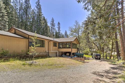 Vibrant Weaverville Escape With Deck And Creek!