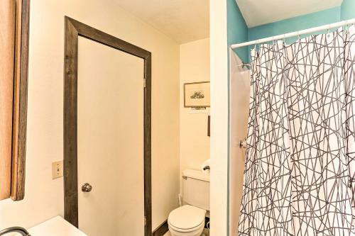 Vibrant Weaverville Escape With Deck And Creek!