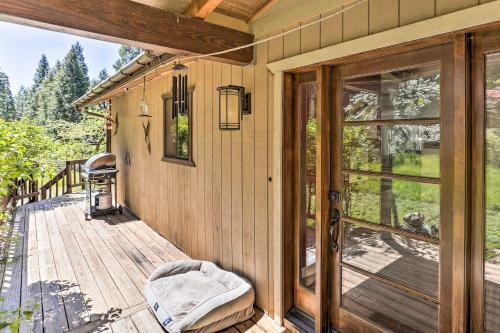 Vibrant Weaverville Escape With Deck And Creek!