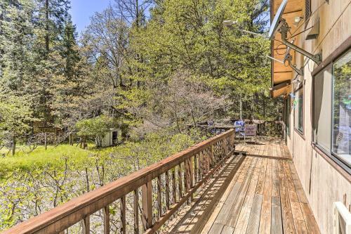 Vibrant Weaverville Escape With Deck And Creek!