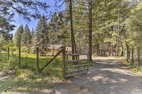Vibrant Weaverville Escape With Deck And Creek!