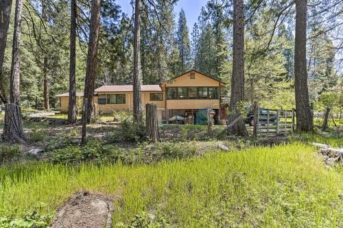 Vibrant Weaverville Escape With Deck And Creek!