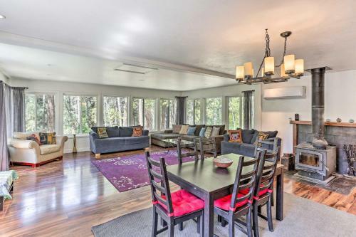 Vibrant Weaverville Escape With Deck And Creek!