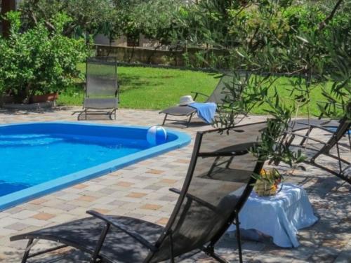 Alluring Holiday Home In Pako?tane With Swimming Pool
