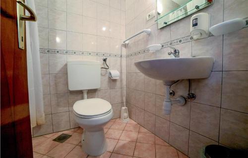 Awesome Apartment In Podstrana With 2 Bedrooms