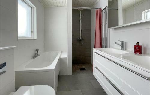 Nice Home In Karlstad With Wifi And 4 Bedrooms