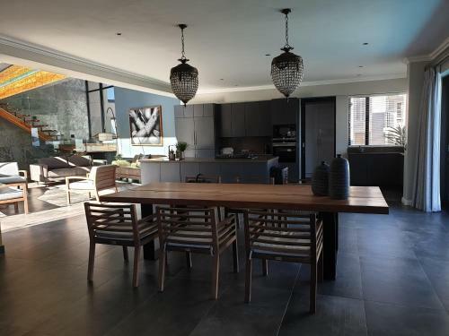 Villa Luxury Home Located On Pinnacle Point Golf Estate