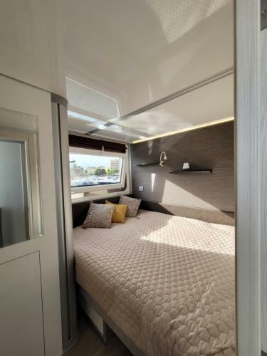 Houseboat Aurora