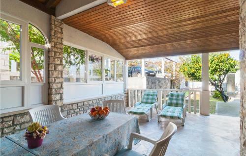 Stunning Apartment In Splitska W/ 1 Bedrooms