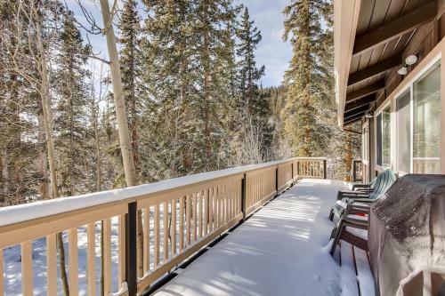 Mountain Forest Escape Puts You Right In Nature - Elg Hus