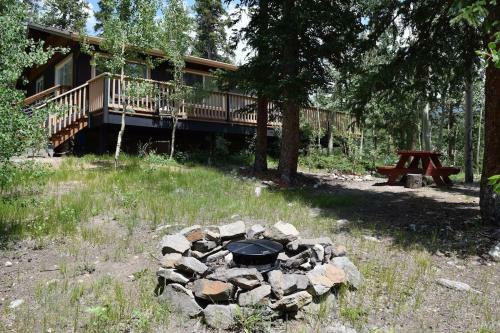 Mountain Forest Escape Puts You Right In Nature - Elg Hus