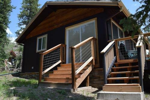 Mountain Forest Escape Puts You Right In Nature - Elg Hus