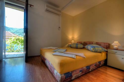 Apartments Srhoj