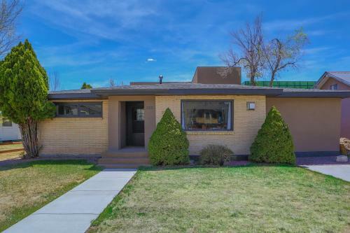 Spacious 4 Bedroom House Close To Everything!
