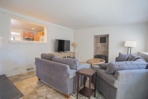 Spacious 4 Bedroom House Close To Everything!