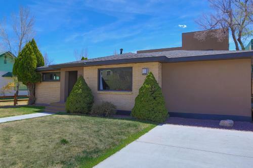 Spacious 4 Bedroom House Close To Everything!