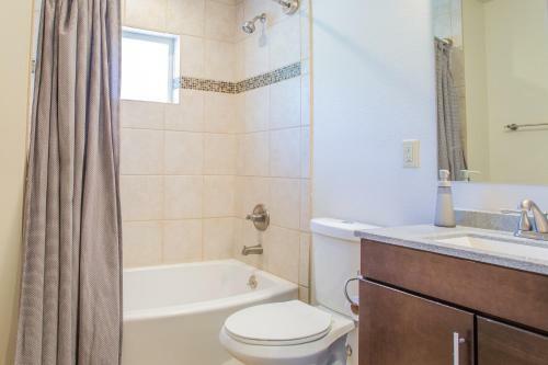 Spacious 4 Bedroom House Close To Everything!
