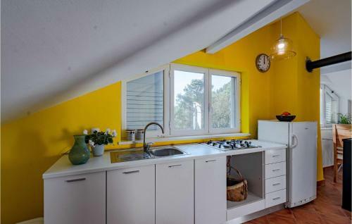 Nice Home In Pupnat With Wifi And 5 Bedrooms