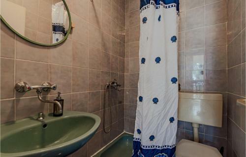 Nice Home In Pupnat With Wifi And 5 Bedrooms