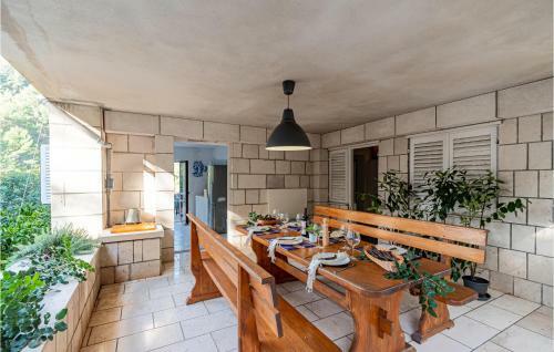 Nice Home In Pupnat With Wifi And 5 Bedrooms