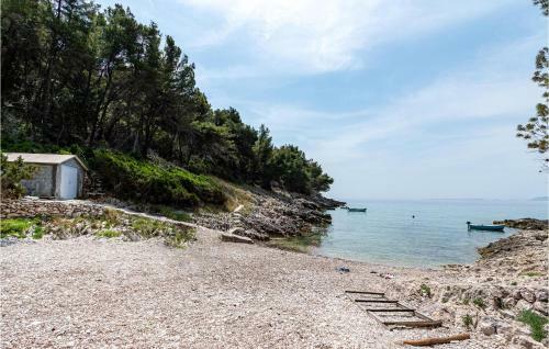 Nice Home In Pupnat With Wifi And 5 Bedrooms