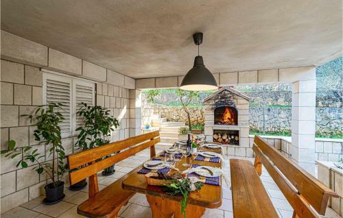 Nice Home In Pupnat With Wifi And 5 Bedrooms