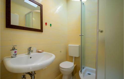 Nice Home In Pupnat With Wifi And 5 Bedrooms