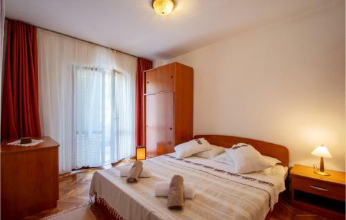 Nice Home In Pupnat With Wifi And 5 Bedrooms