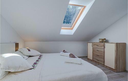 Nice Home In Pupnat With Wifi And 5 Bedrooms