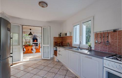 Nice Home In Pupnat With Wifi And 5 Bedrooms