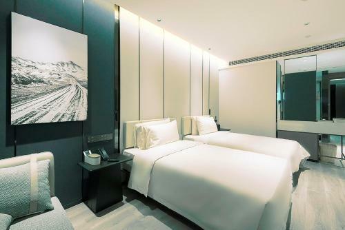 Atour Hotel Wuhan Optics Valley Square Yangjia Bay