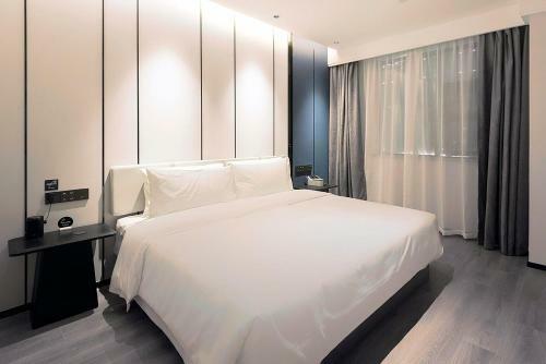 Atour Hotel Wuhan Optics Valley Square Yangjia Bay