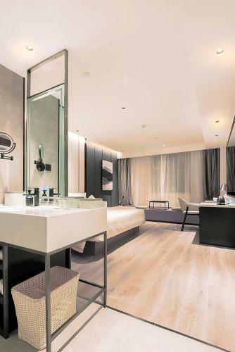 Atour Hotel Wuhan Optics Valley Square Yangjia Bay