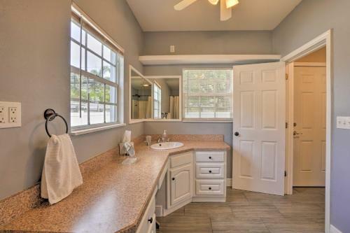 Sunny Clearwater Home - 5 Mi To Beach And Park!