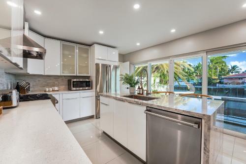 Palisades By Jadoreluxe L Oasis Pool And Waterview