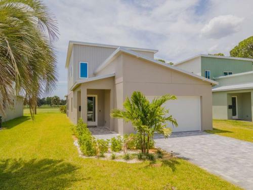 4 Bedroom Home In Downtown, 5 Min From The Beach.