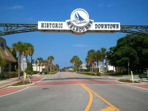 4 Bedroom Home In Downtown, 5 Min From The Beach.