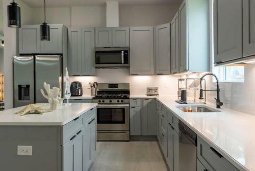 4 Bedroom Home In Downtown, 5 Min From The Beach.