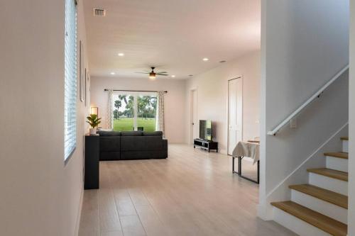 4 Bedroom Home In Downtown, 5 Min From The Beach.