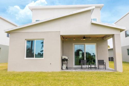 4 Bedroom Home In Downtown, 5 Min From The Beach.
