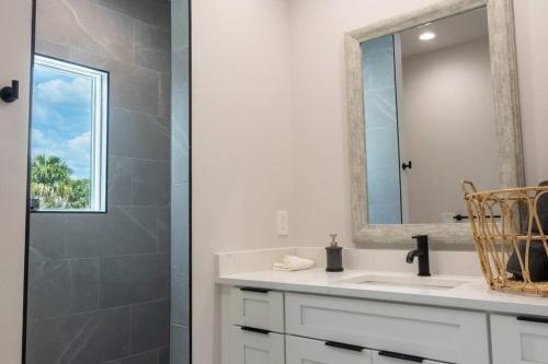 4 Bedroom Home In Downtown, 5 Min From The Beach.