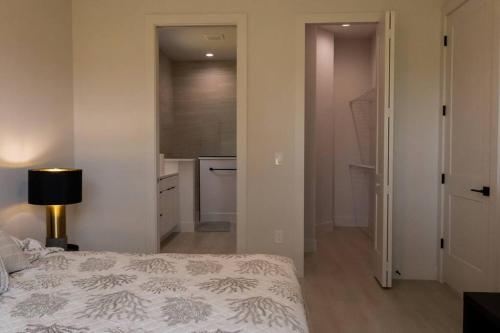 4 Bedroom Home In Downtown, 5 Min From The Beach.