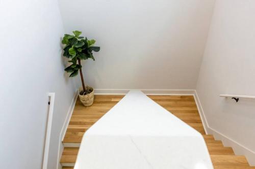 4 Bedroom Home In Downtown, 5 Min From The Beach.