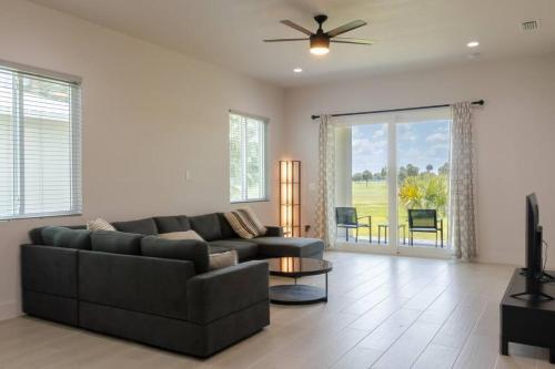 4 Bedroom Home In Downtown, 5 Min From The Beach.
