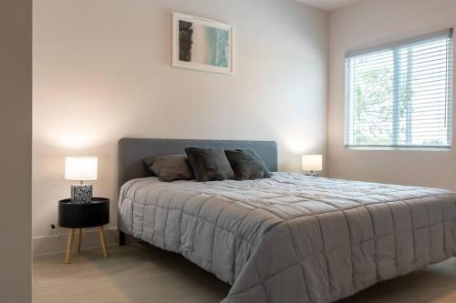 4 Bedroom Home In Downtown, 5 Min From The Beach.
