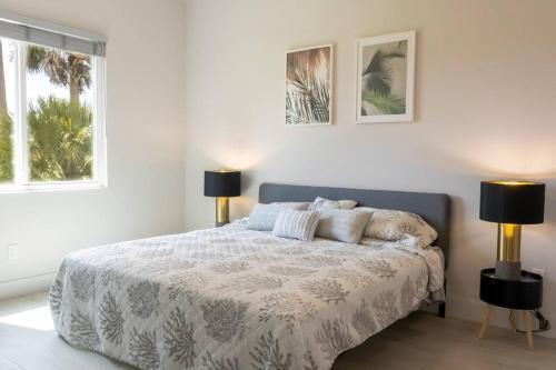 4 Bedroom Home In Downtown, 5 Min From The Beach.